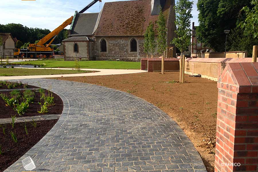 Square de l'église à Saint-Sébastien de Morsent