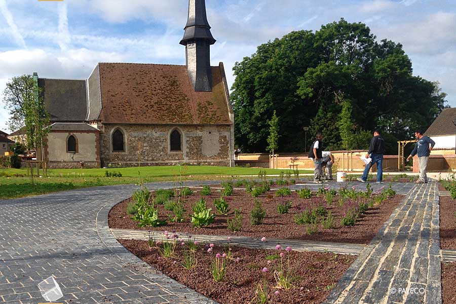 Square de l'église à Saint-Sébastien de Morsent
