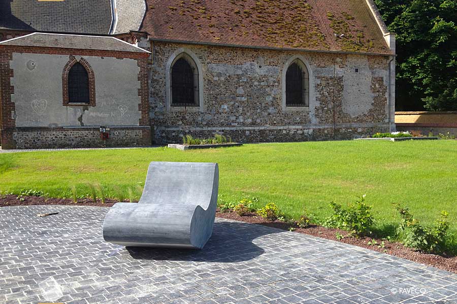 Square de l'église à Saint-Sébastien de Morsent