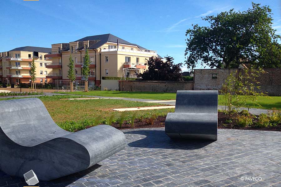 Square de l'église à Saint-Sébastien de Morsent